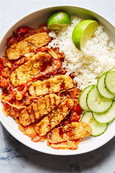 Tempe Penyet (Smashed Tempeh With Sambal) .